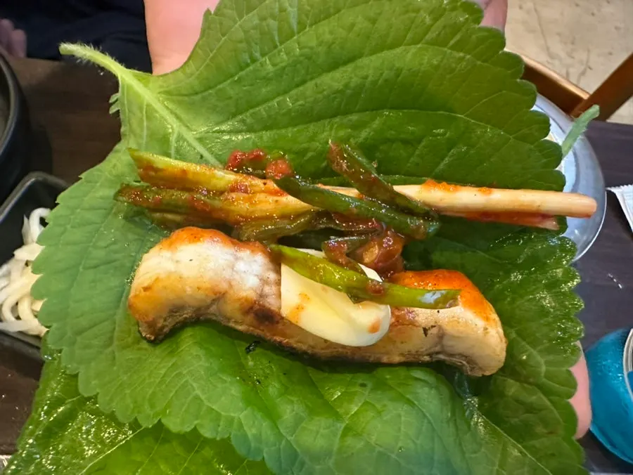 장어를 올린 쌈 한 입