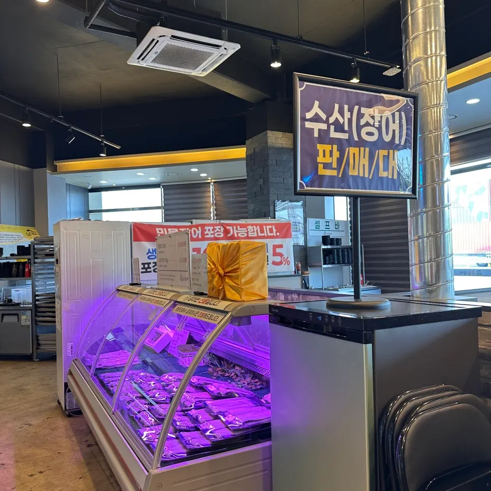 카운터 옆 유일장어 장어 판매대