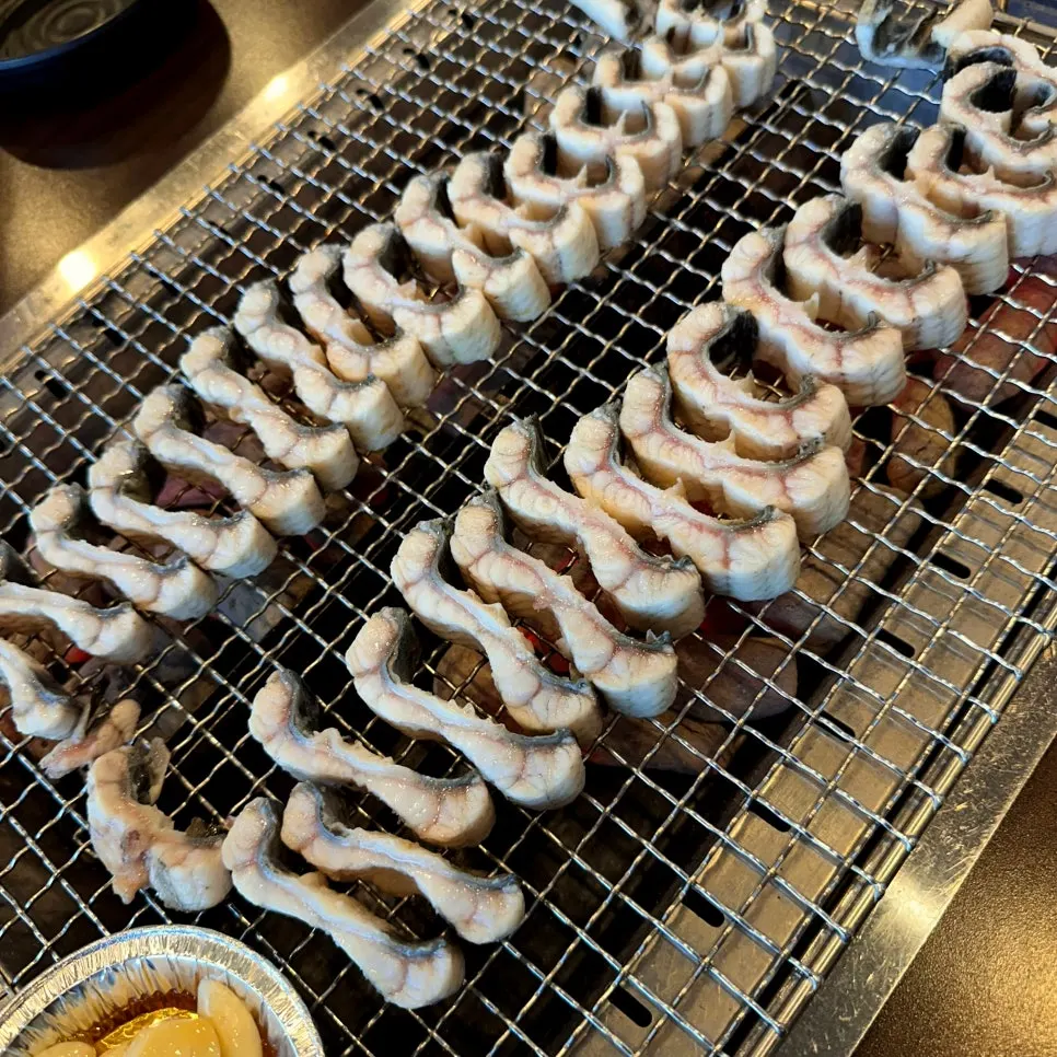 장어와 함께 차려진 반찬 한 상