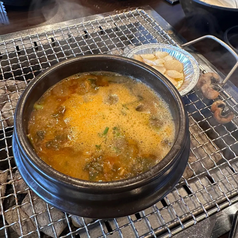 깻잎장아찌에 싼 장어 한 점