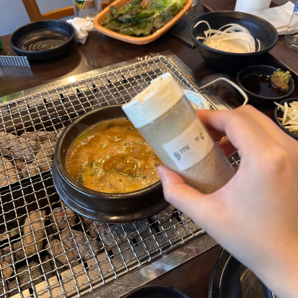 소금에 찍어 먹는 장어구이