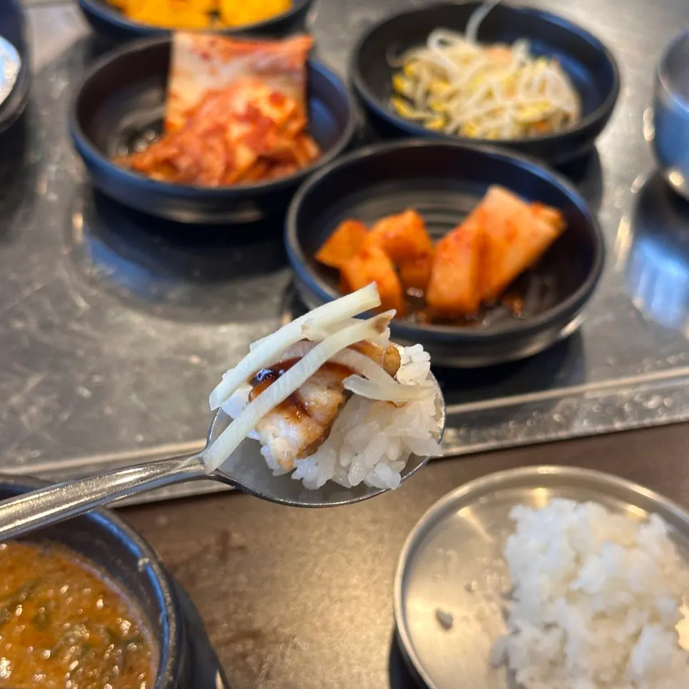 테이블에 준비된 고운 들깨가루