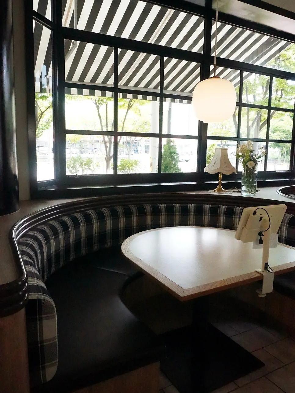 Softly lit seating at Bueokgan Sangmu Branch