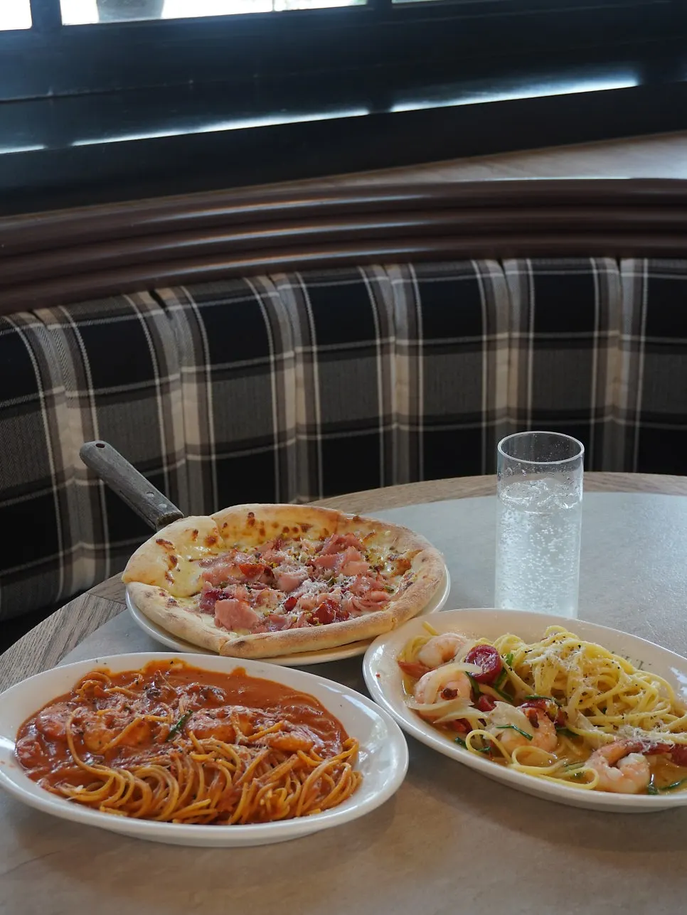 Full table shot with pasta and jambon pizza