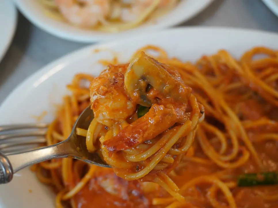 Shrimp rosé pasta with button mushrooms