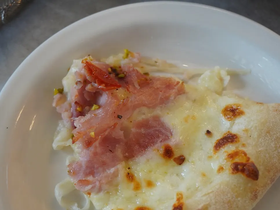 A slice of jambon pizza