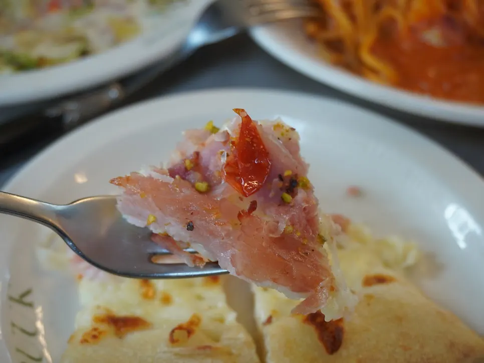 Close-up of pistachios on the jambon pizza