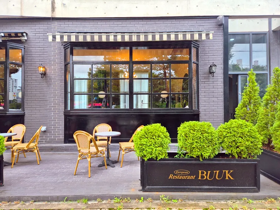 Exterior of Bueokgan Sangmu Branch, feeling like a European street café