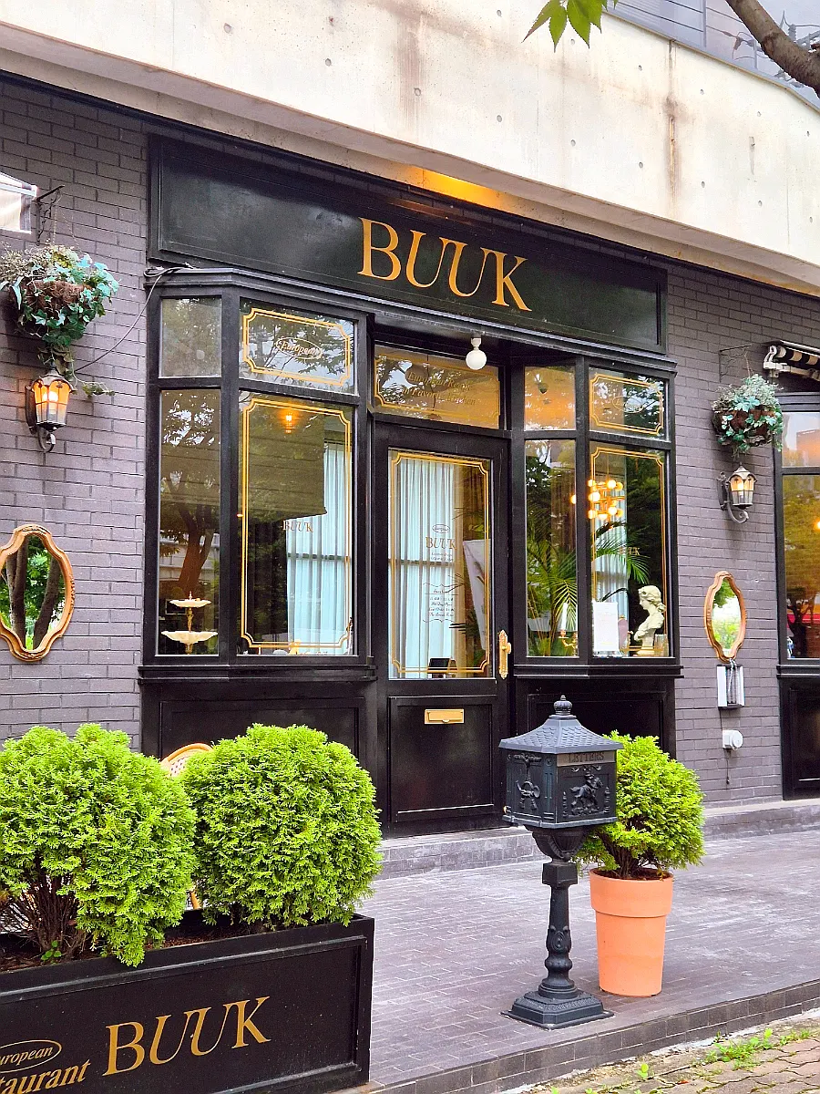 Entrance view with a vintage classic hotel concept