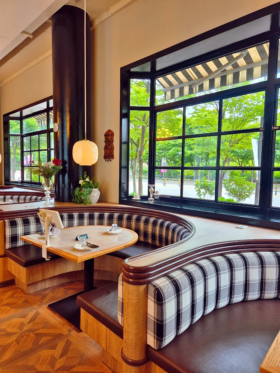 Interior of Bueokgan Sangmu Branch with an Italian hotel feel