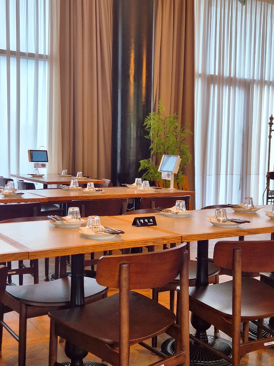 Window seating and classic interior at Bueokgan Sangmu Branch