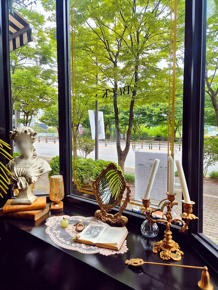 Dining hall at Bueokgan Sangmu Branch with reserved tables