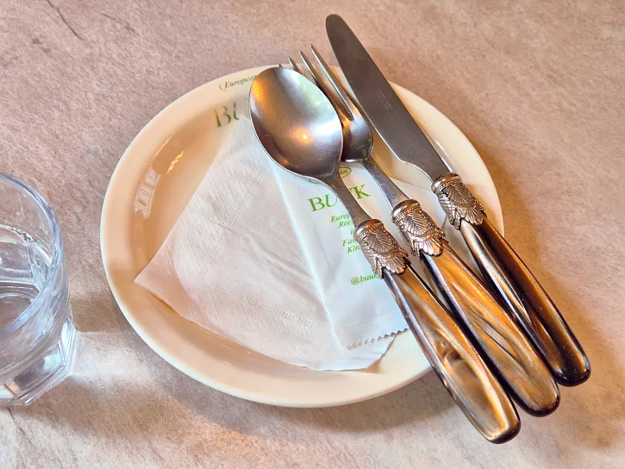 Table setting and tableware at Bueokgan Sangmu Branch