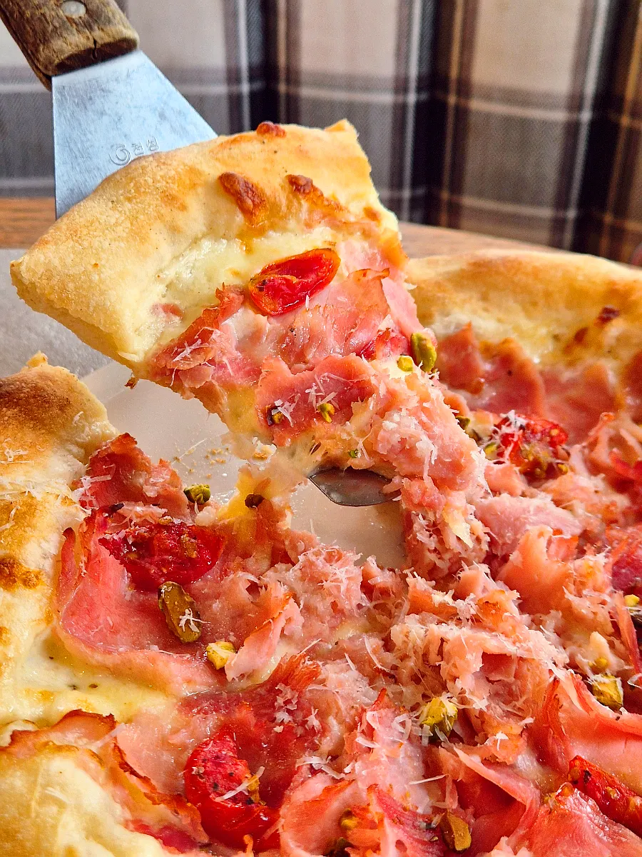 A whole jambon pizza generously topped with ham
