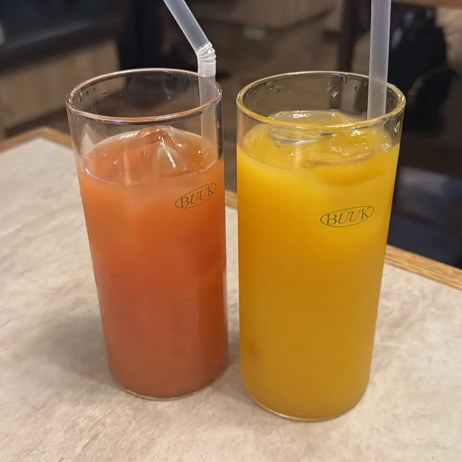 Grapefruit ade and orange ade included in the set