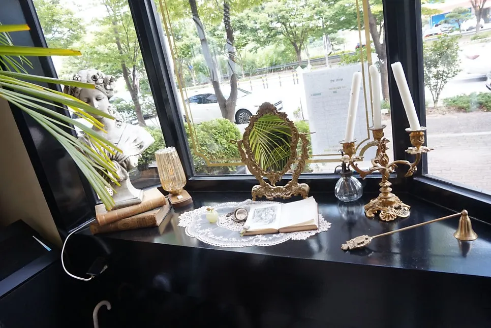 Atmospheric interior at Bueokgan Sangmu Branch
