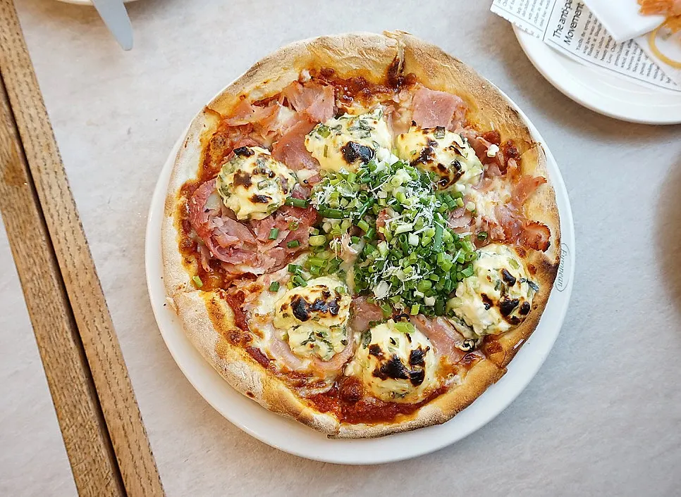 Pema-nong jambon pizza topped with scallions