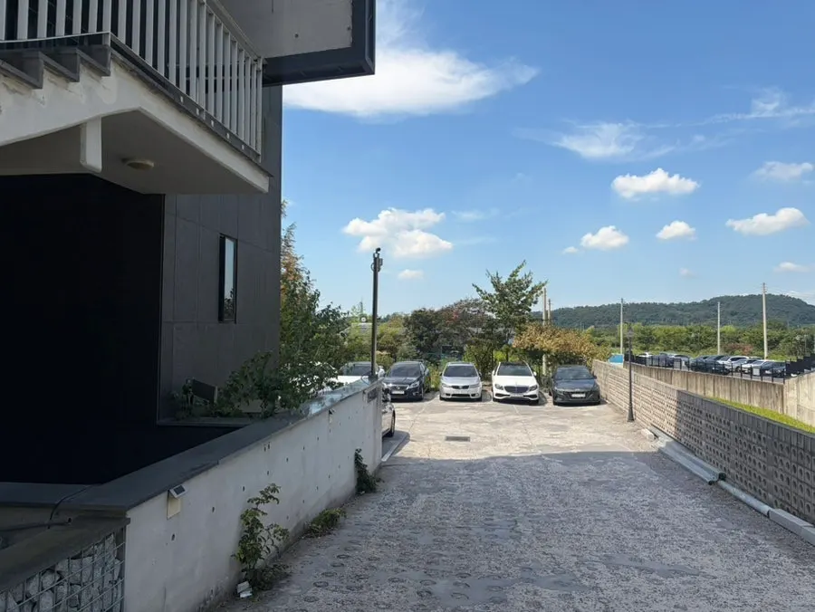 Nearby shops and street parking around Bueokgan Sangmu Branch