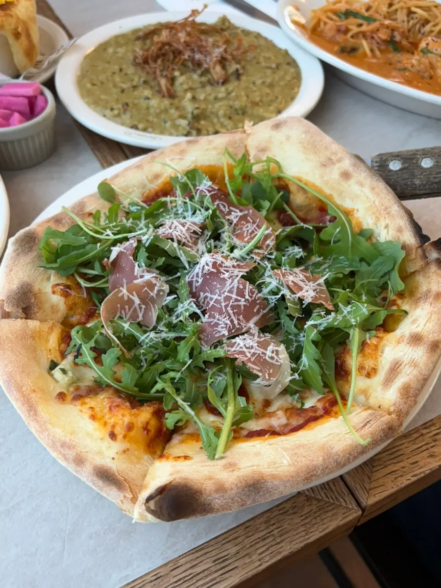 Light pizza topped with rocket and prosciutto