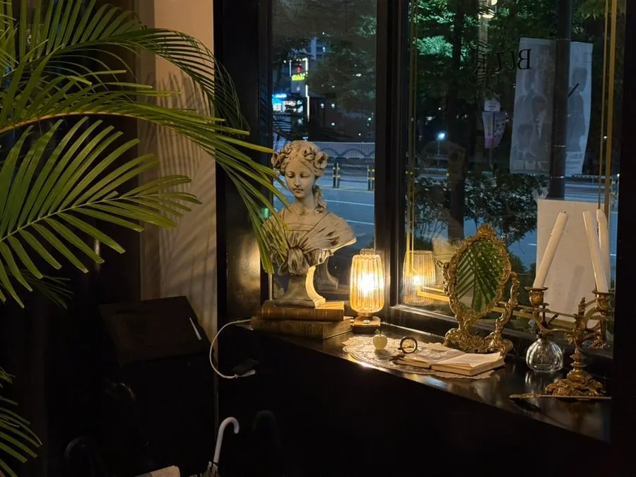 Atmospheric interior of Bueokgan Sangmu Branch