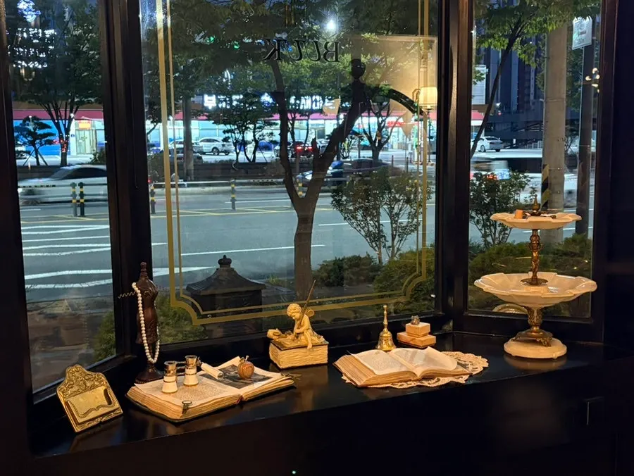 Interior atmosphere at Bueokgan Sangmu Branch