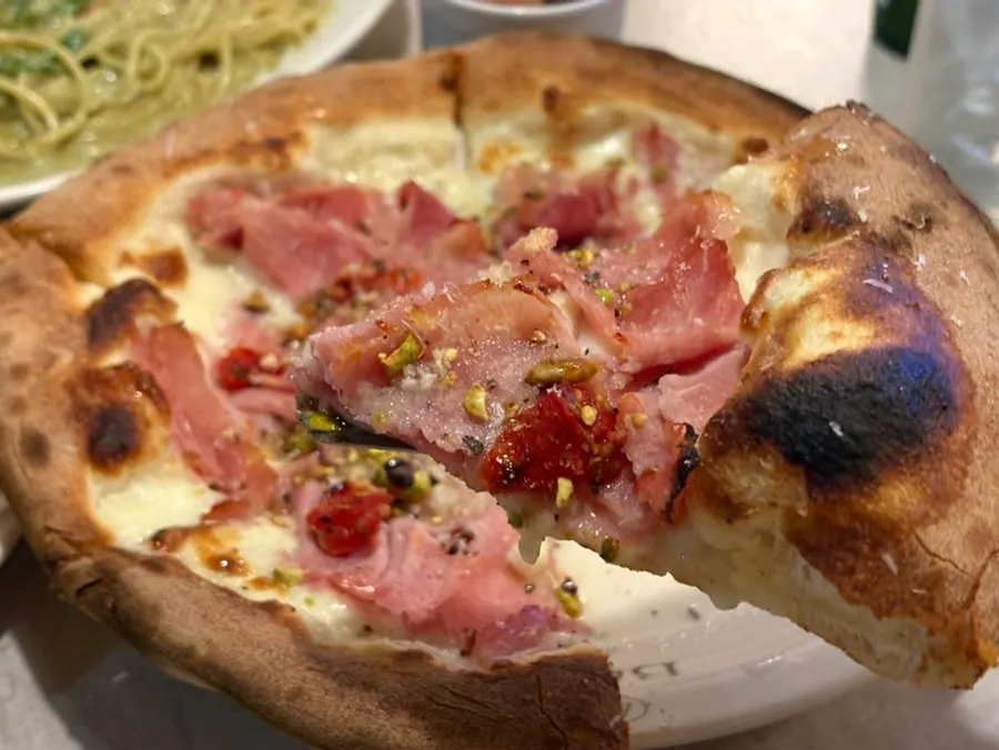 Sliced wood-fired jambon pizza