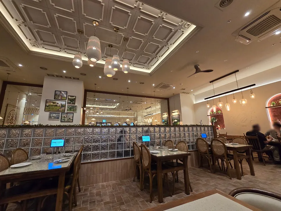 Spaciously arranged tables inside Camel Orzo