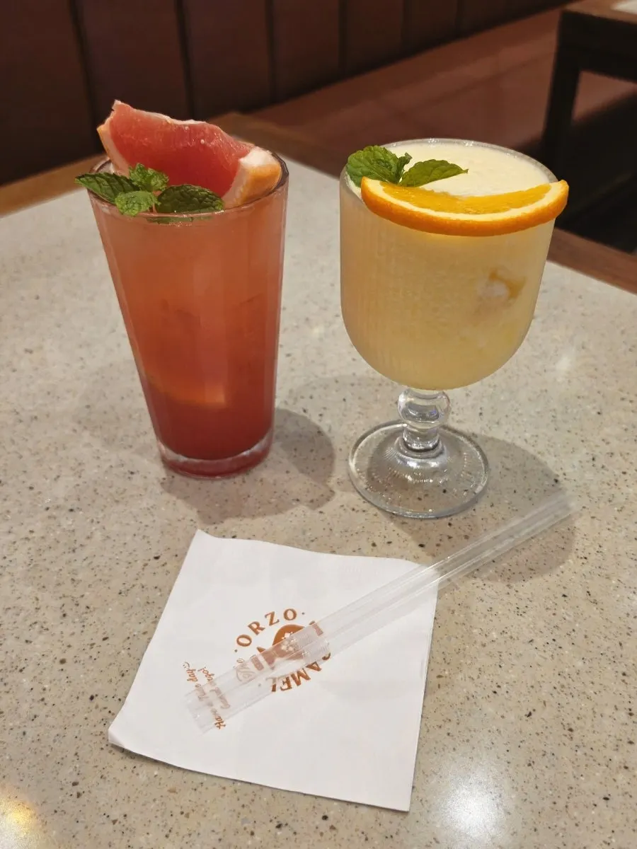 The juice of the day made with orange and pineapple