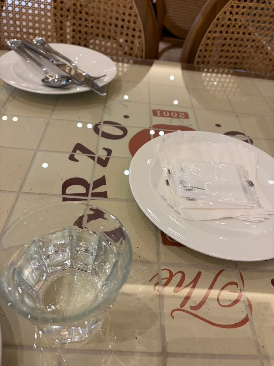 와인병과 소품이 진열된 벽면