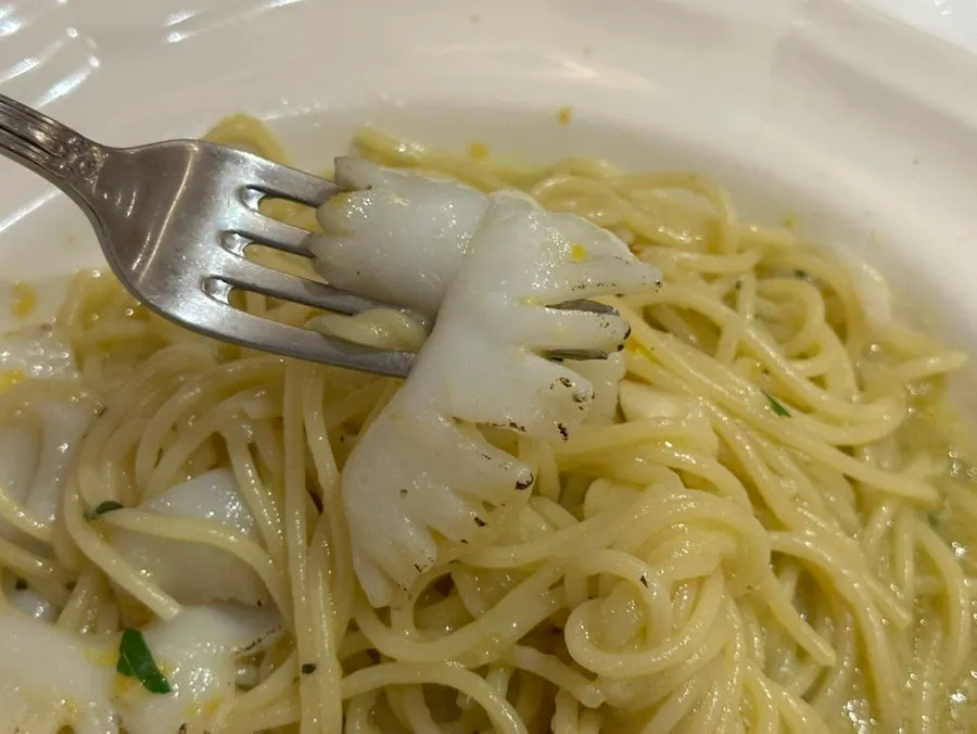 Oil pasta with a touch of lemon