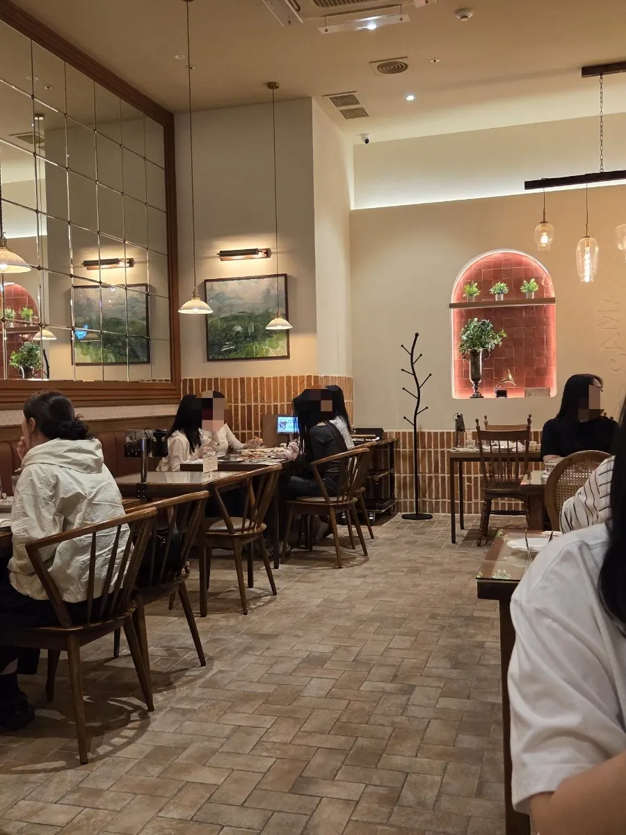카멜오르조 입구와 대기 공간