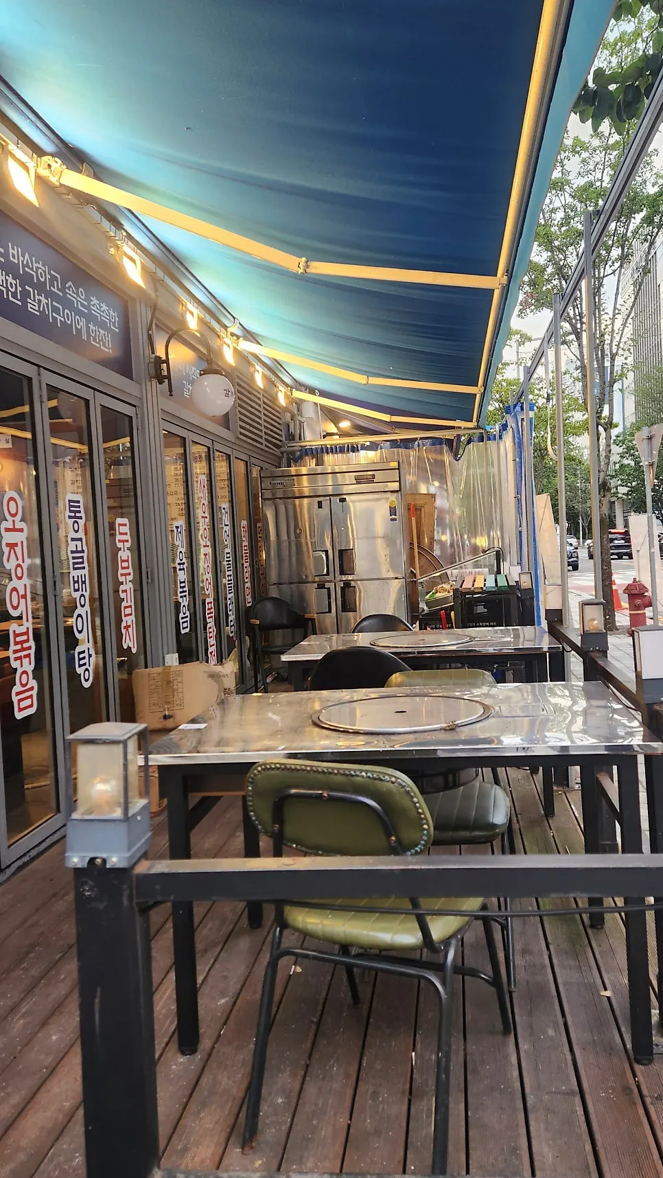 Outdoor table seating at Galchi Hanpan