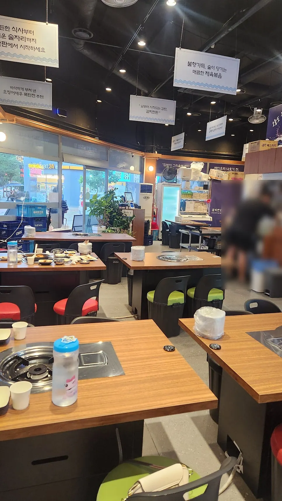 Dining hall seating at Galchi Hanpan during a weekday lunch