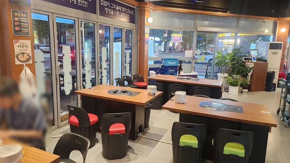 Interior of Galchi Hanpan with 4-person tables