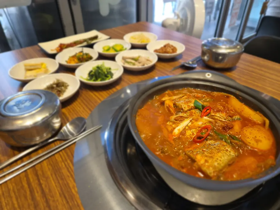 A full table of the braised hairtail set at Galchi Hanpan in Sangmu, Gwangju