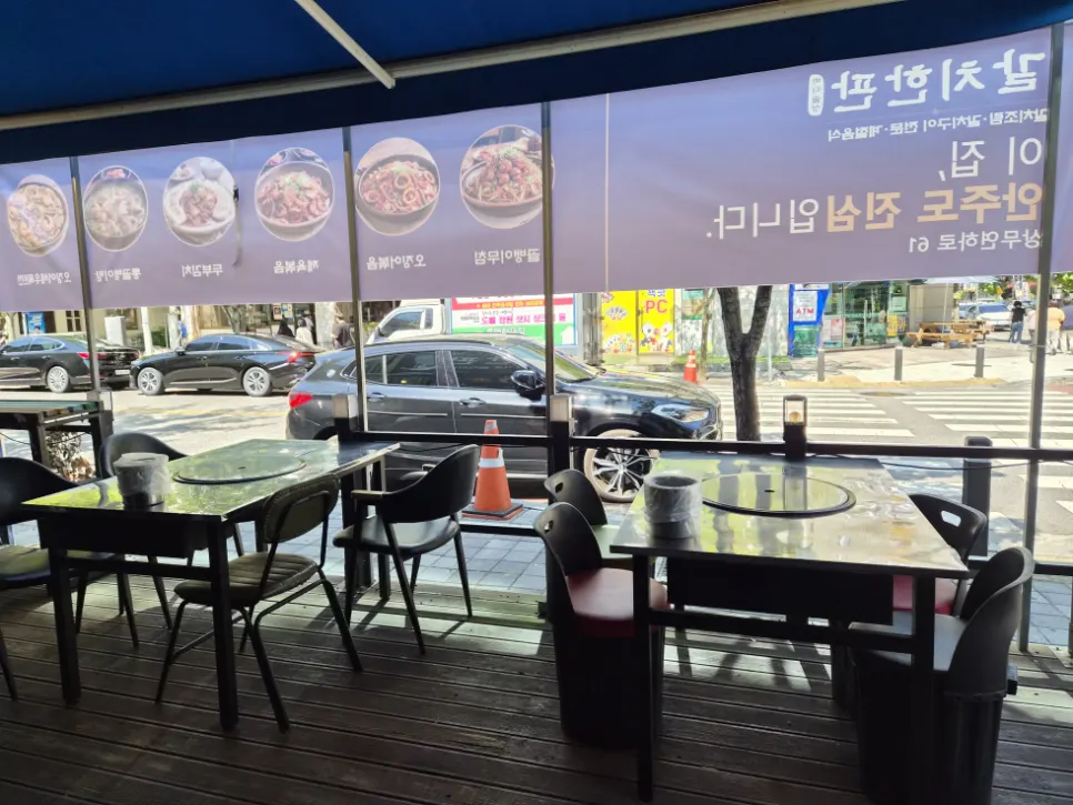 Open, airy dining hall tables at Galchi Hanpan