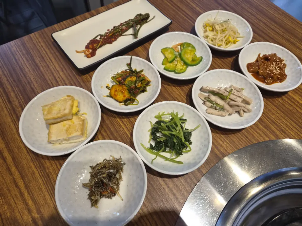 Basic side dish spread at Galchi Hanpan