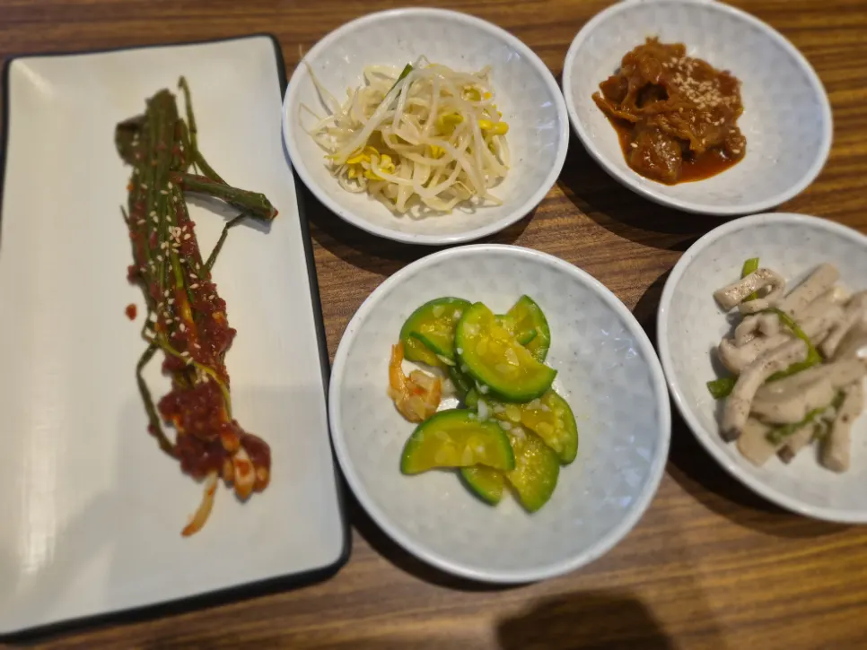 A variety of side dishes served with the braised hairtail set