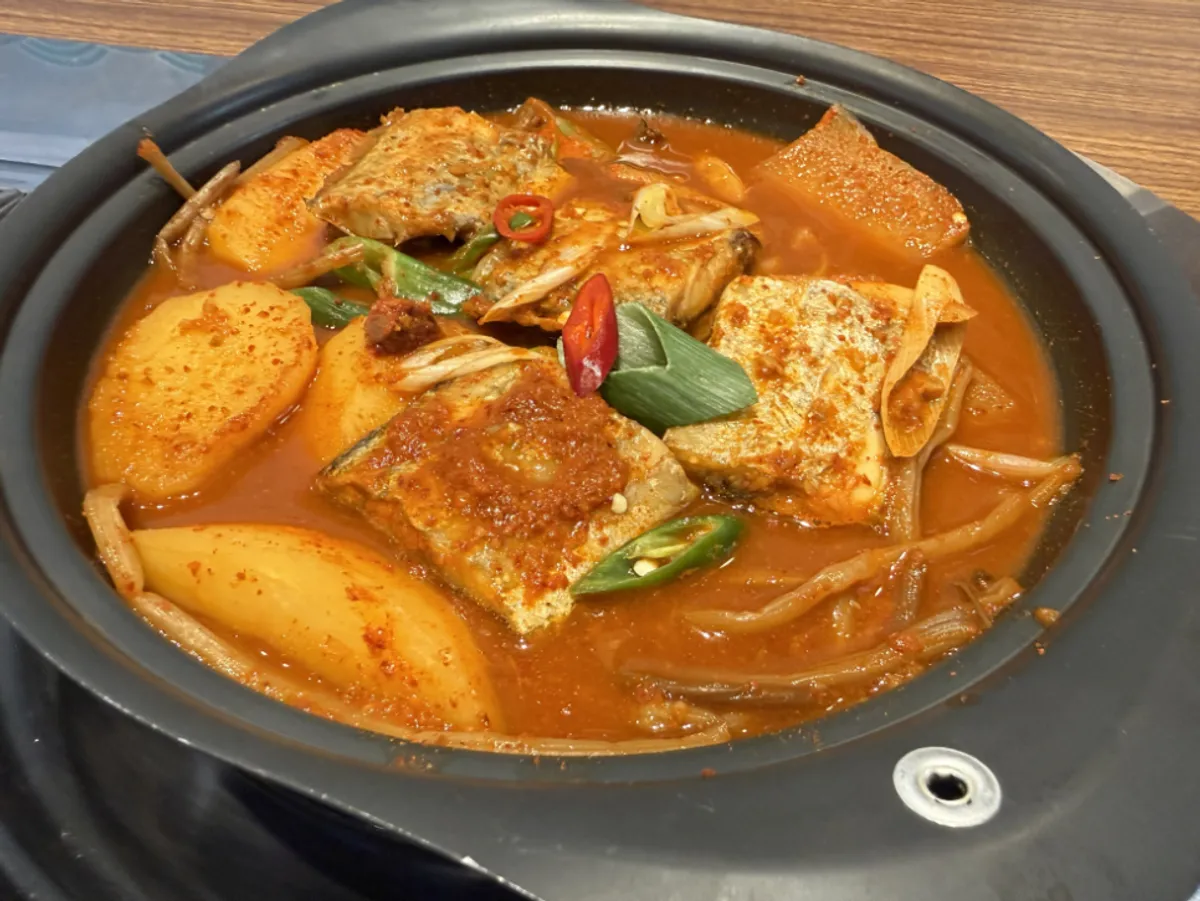 Close-up of the spicy-sweet sauce on Galchi Hanpan's braised hairtail