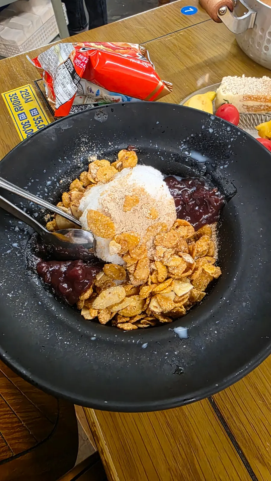 Misikga Imokase's 17-dish set spread in Sangmu District, Gwangju