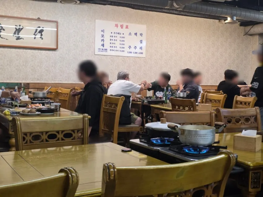본관 옆 별관까지 이어진 상무지구 미식가 이모카세 건물