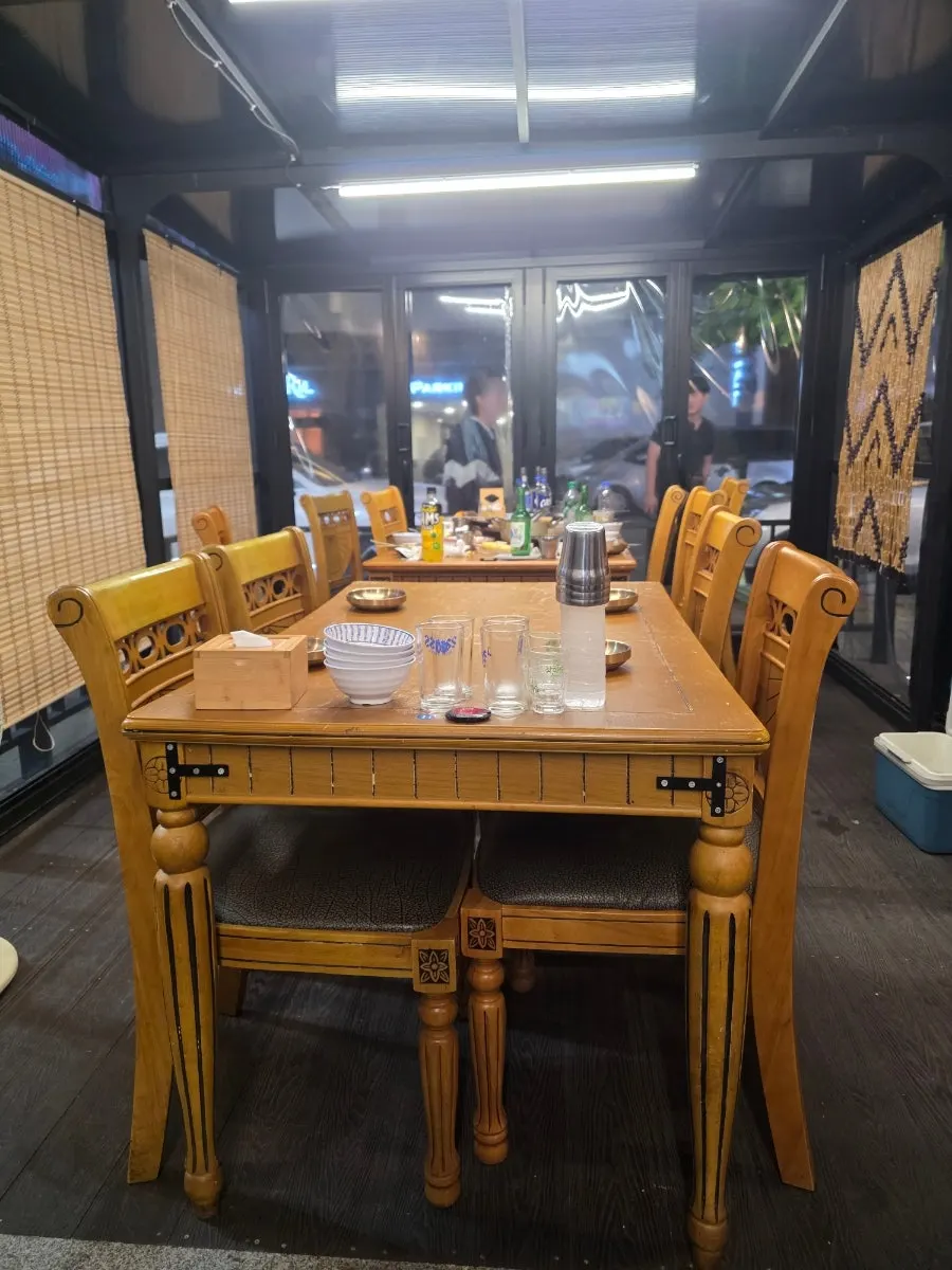 손님이 빠진 직후의 미식가 이모카세 야외 테라스 자리