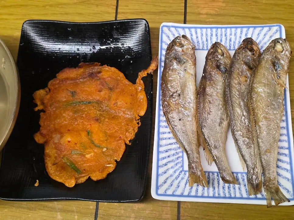 뜨거운 물에 소독해 내어준 수저와 젓가락