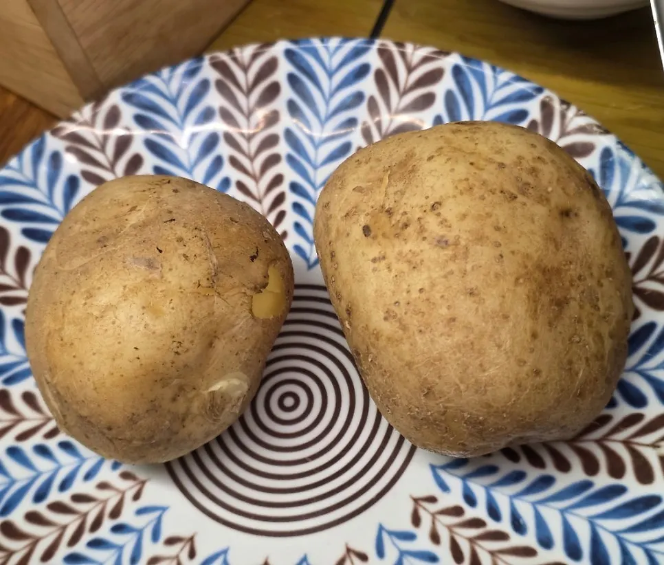 4인상으로 차려진 김치전과 영광굴비구이, 찐감자