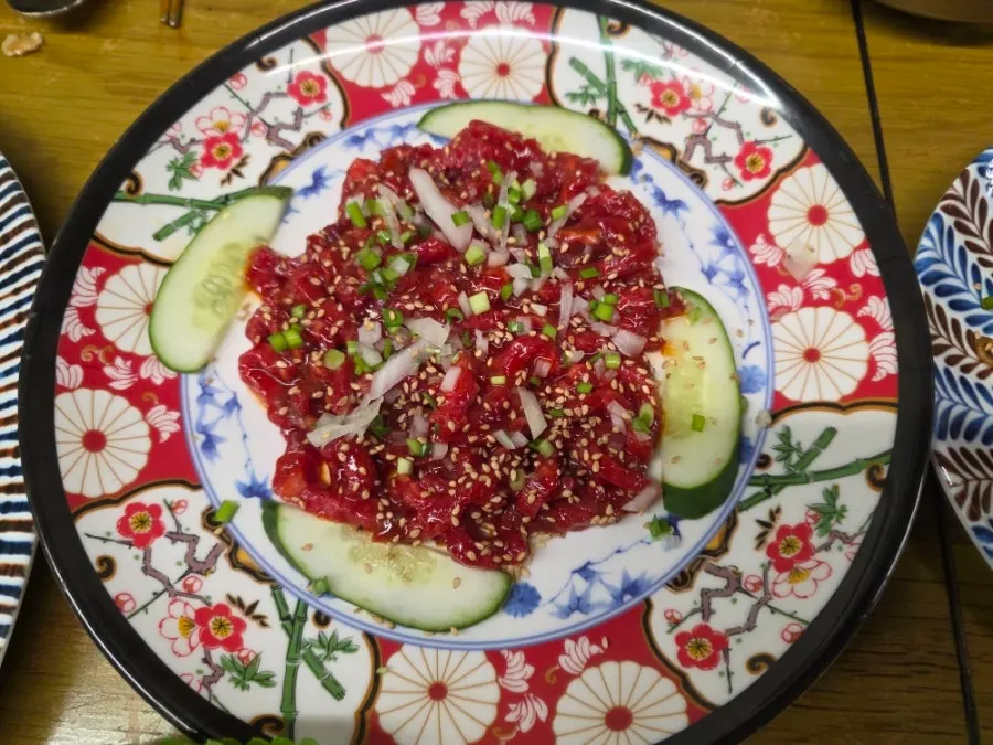 채썬 깻잎과 콩가루를 올린 막회