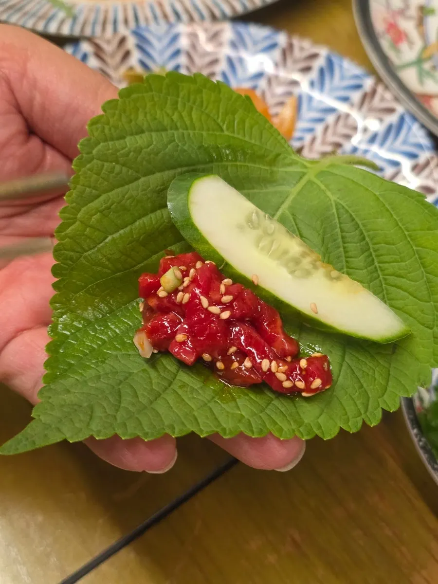 깻잎에 싸먹는 콩가루 막회 접시