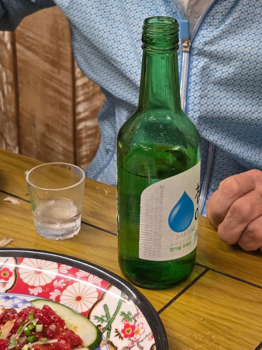 넉넉하게 담긴 콩가루 막회 상차림