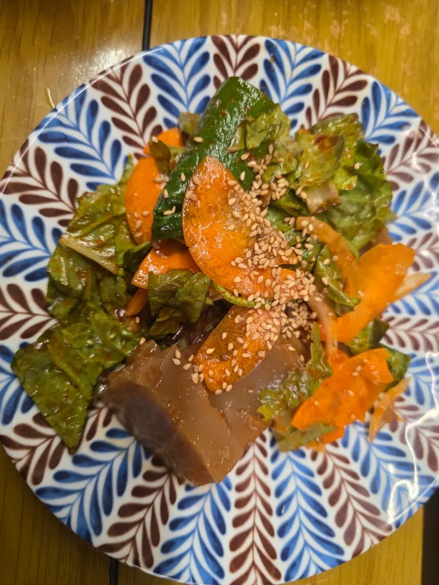 깻잎과 함께 나온 한우 암소 육회
