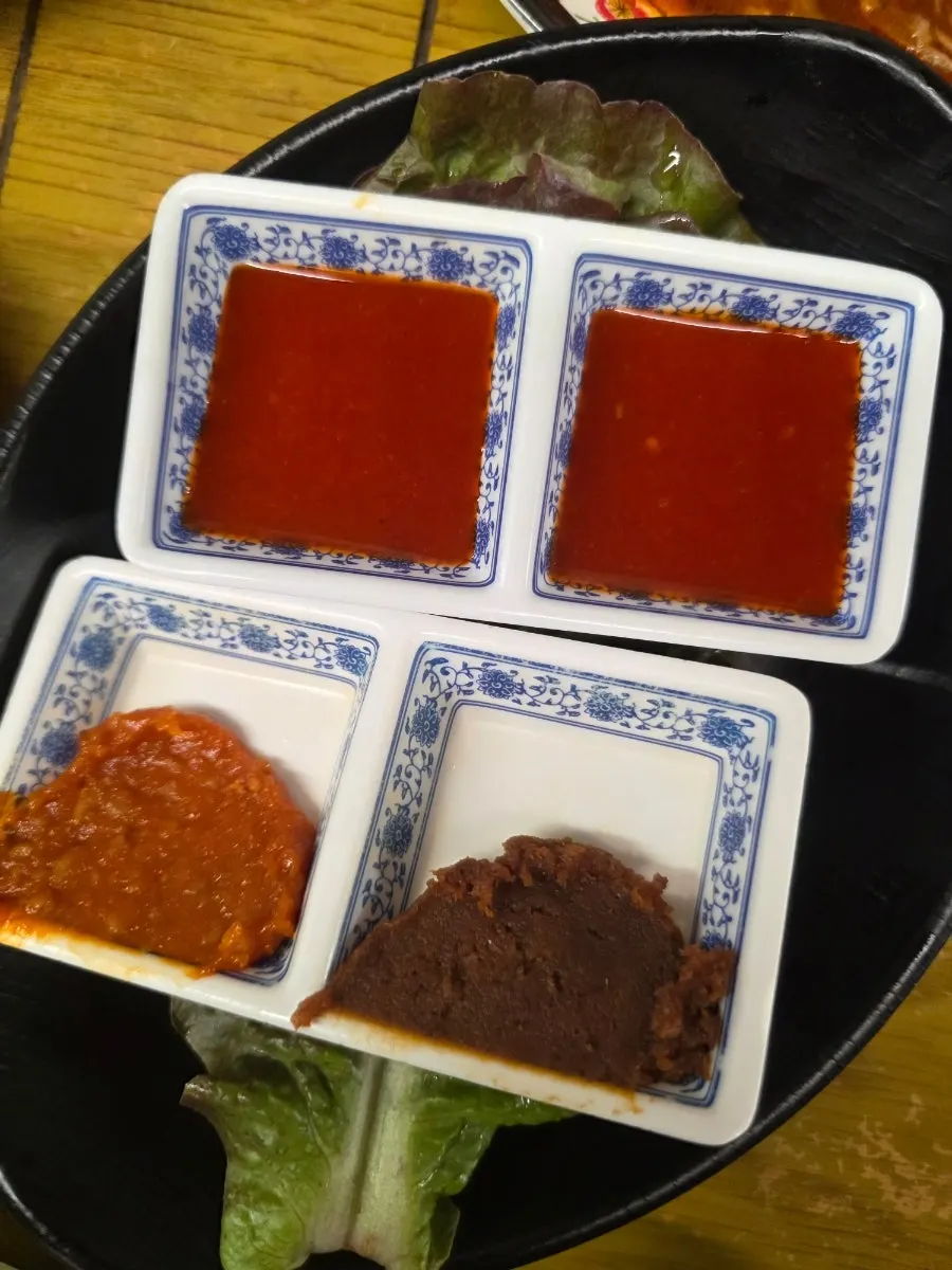 도톰한 수육과 홍어가 오른 삼합보쌈