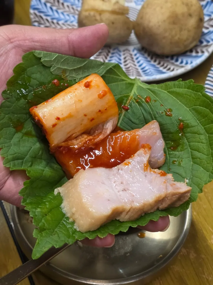 초고추장과 쌈장을 곁들인 삼합보쌈 한상
